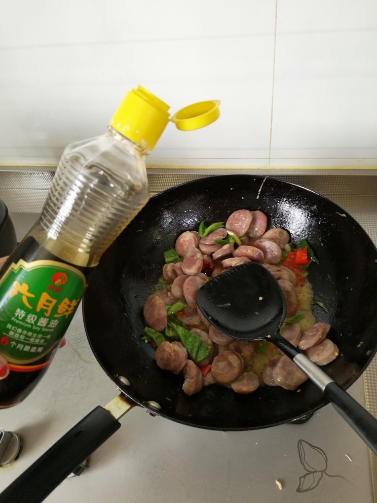 辣炒香肠,少许<a style='color:red;display:inline-block;' href='/shicai/ 788'>生抽</a>调味