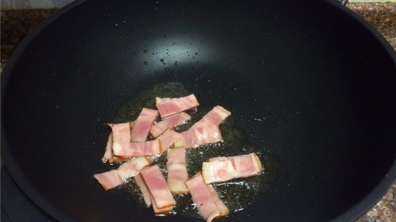荷兰豆炒培根,放入培根翻炒20秒,炒至培根的肥肉微微出油。