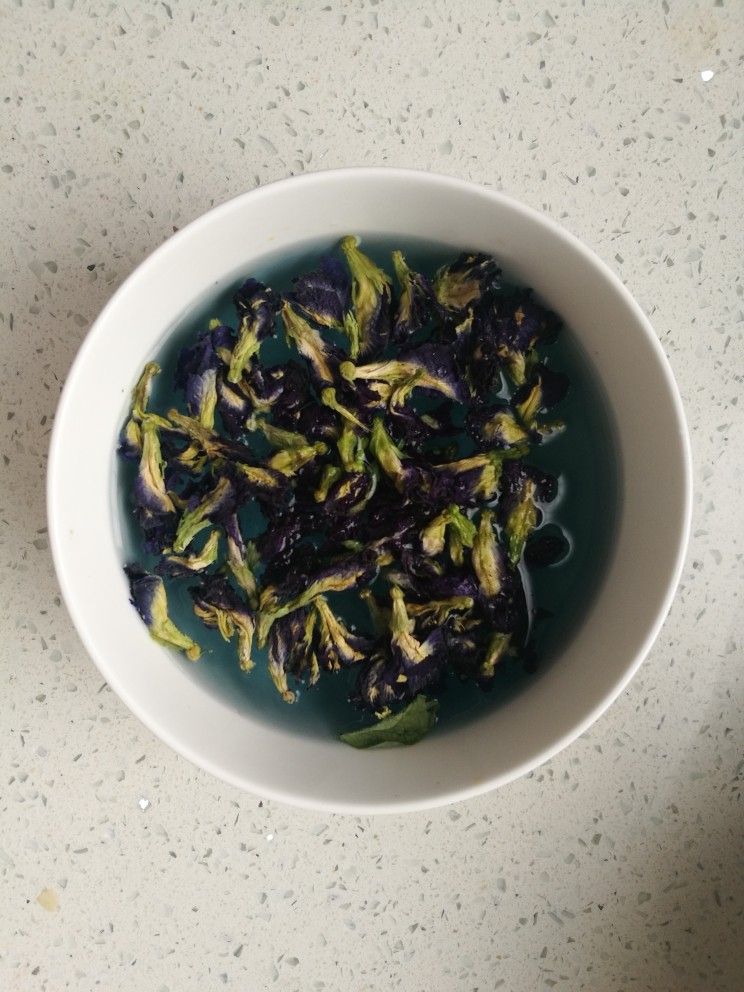 星空银耳桃胶羹,蝶豆花加开水,焖泡一会。