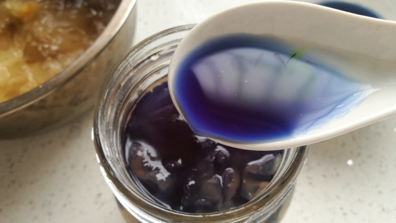 星空银耳桃胶羹,先把原色蓝色倒入银耳杯中,再倒入紫色。注意不要搅拌,慢慢渗透会很漂亮。
