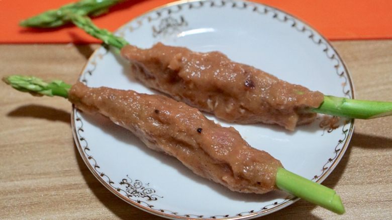 芦笋串串,把肉泥包裹在芦笋上面