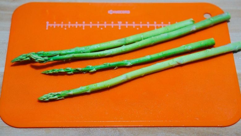 芦笋串串,<a style='color:red;display:inline-block;' href='/shicai/ 122'>芦笋</a>洗净去尾
