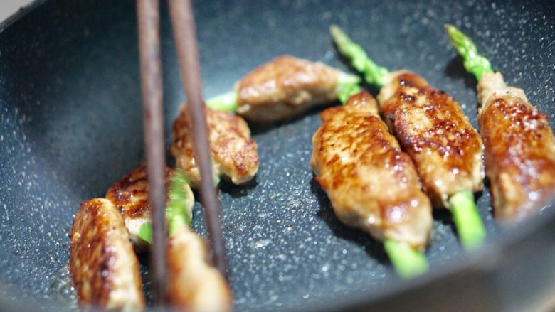 芦笋串串,记得侧面也要煎哦
