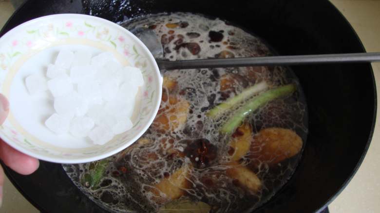 芋头烧牛肉,烹料酒,加水烧开,放入<a style='color:red;display:inline-block;' href='/shicai/ 866'>冰糖</a>、盐、鸡精调味