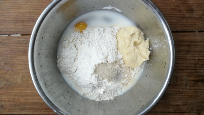 老式奶香吐司,面团所有材料除黄油和盐之外，按照先液体后粉类、最后加<a style='color:red;display:inline-block;' href='/shicai/ 731'>酵母</a>和老面的顺序称量好