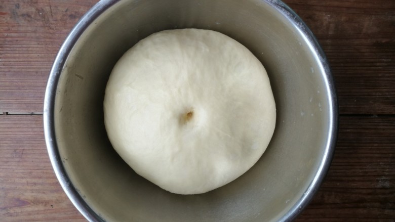 老式奶香吐司,室温大约1小时左右（我的室温现在大约28度），面团发酵至2倍大小，手指粘粉戳洞不塌陷有轻微回缩即可