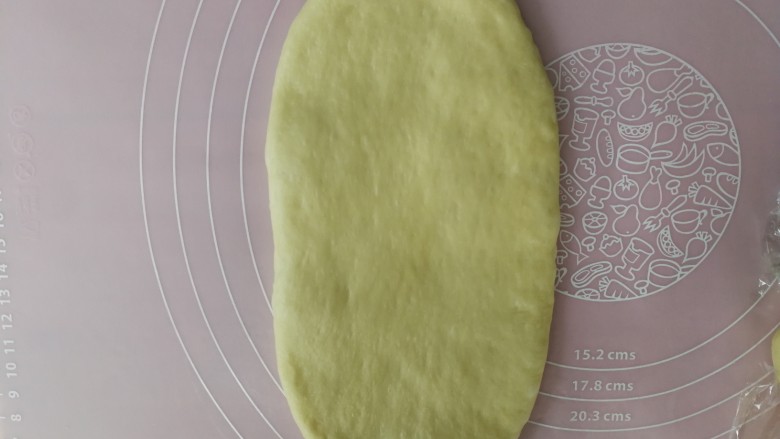 老式奶香吐司,松弛后的面团用擀面杖擀成牛舌状