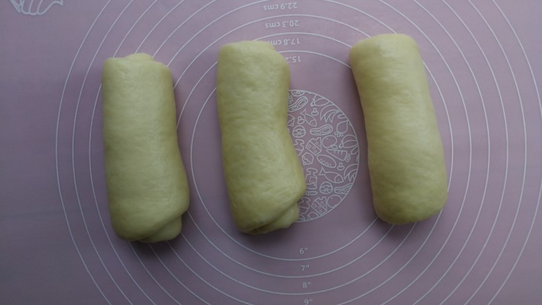 老式奶香吐司,依次做好三个卷，收口朝下放置，再次加盖保鲜膜静置松弛10分钟