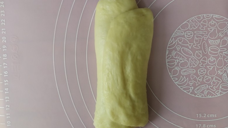 老式奶香吐司,二次松弛后的面团竖放，用手掌拍扁