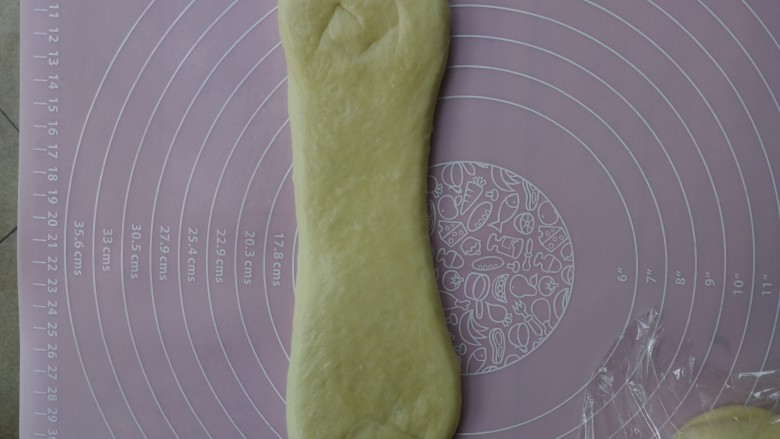 老式奶香吐司,用擀面杖再次擀开成长条