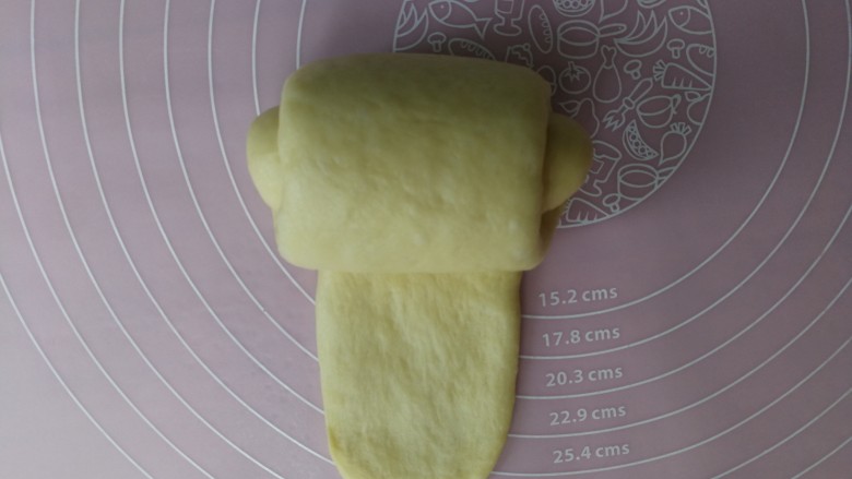 老式奶香吐司,翻面后，压薄底边，自上而下卷起