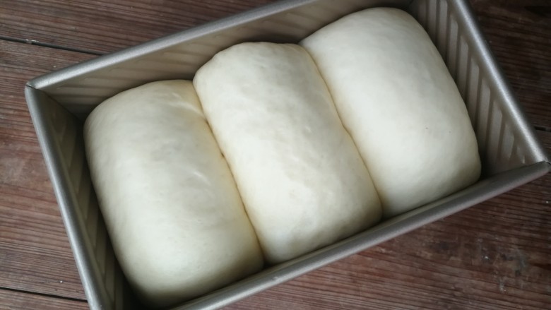 老式奶香吐司,放入烤箱开启发酵模式进行二发（没有发酵模式的烤箱，可以在不通电的状态下放入一碗温水制造二发所需的温湿度），发酵至模具9分满