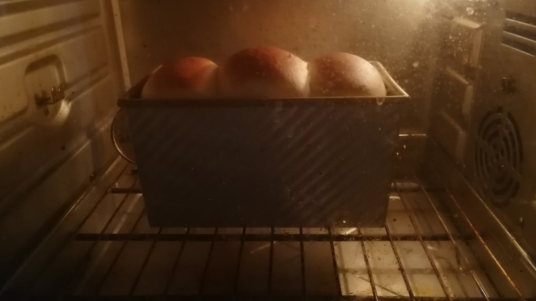 老式奶香吐司,烤箱180度预热，预热后将二发完成的吐司放入烤箱下层烘烤，上下火170度35分钟左右，中途视上色情况加盖锡纸，以防上色过度（如果烤方形吐司需要加盖吐司盒，同时烘烤时间需要延长5分钟）