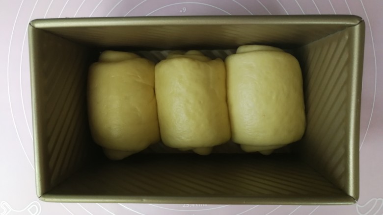 老式奶香吐司,依次做好三个卷，然后把三个卷同向放入吐司盒，摆放好