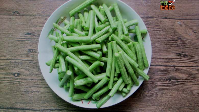 香辣蒜蓉蒸豆角,豆角洗净，择去两头，择掉虫眼，用手掰成段（或者用刀切成段）