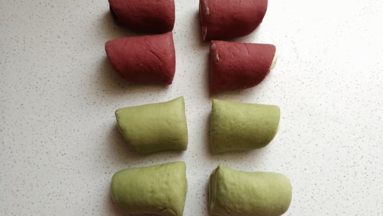 彩色风车豆沙包,再依次卷好剩下的面团,卷好后全部切开,盖上保鲜膜待用。