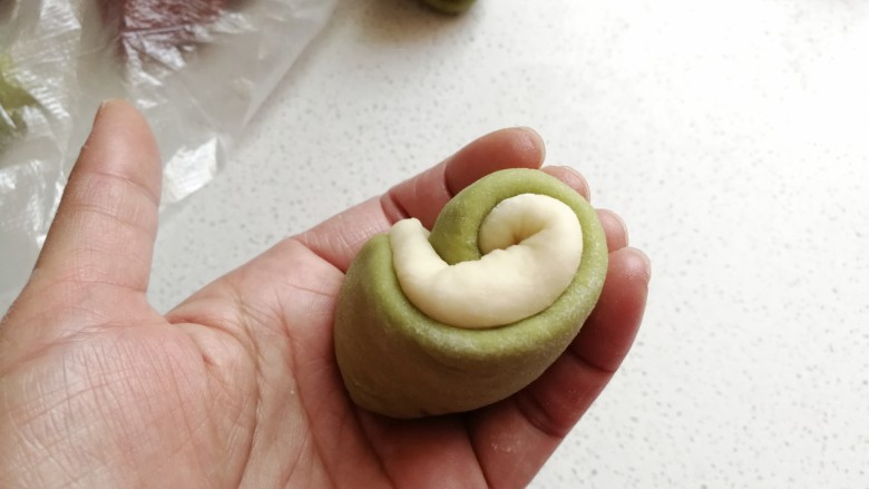 彩色风车豆沙包,接着取一份面团,切口朝下。