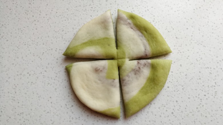 彩色风车豆沙包,再用刮板在圆面片上,打上十字刀切开,中间留一小部分不要切断。
