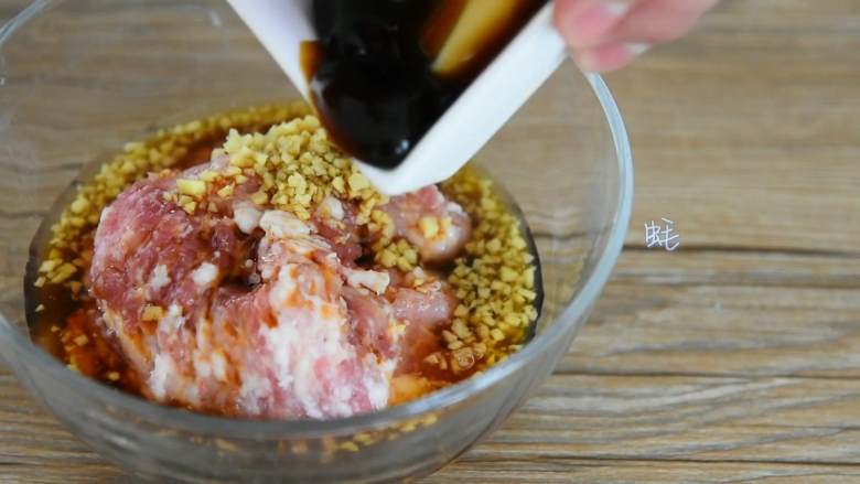 豆腐抱蛋—美味营养食材又很丰富的一道快手菜,肉酱加入姜末、料酒、生抽、蚝油,搅拌至上劲,腌制10分钟。