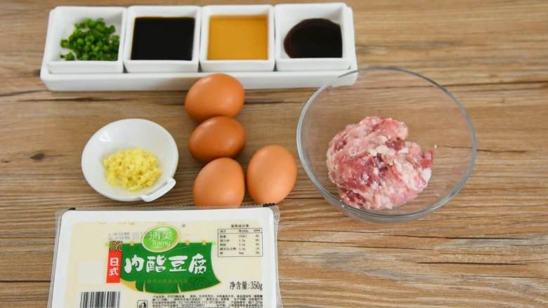 豆腐抱蛋—美味营养食材又很丰富的一道快手菜,·食材·
【主料】：内酯豆腐 1盒|肉酱 200克|鸡蛋 2个
【辅料】:姜末 少许|生抽 2勺|料酒 1勺|蚝油 2勺|葱花 少许