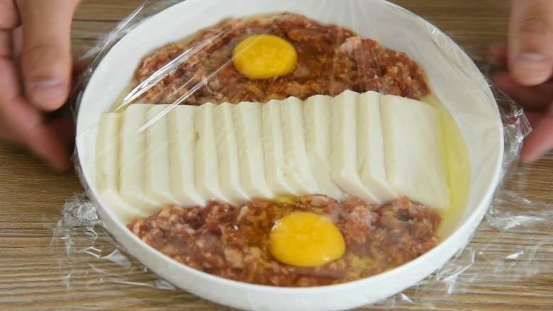 豆腐抱蛋—美味营养食材又很丰富的一道快手菜,打入鸡蛋,撒1勺盐,盖上保鲜膜,入开水锅,大火蒸15分钟。