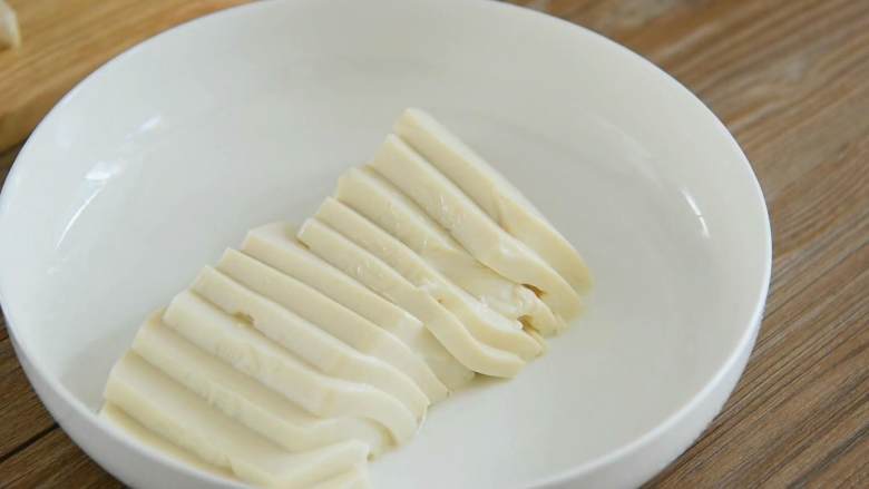 豆腐抱蛋—美味营养食材又很丰富的一道快手菜,豆腐切厚片,码入盘中。