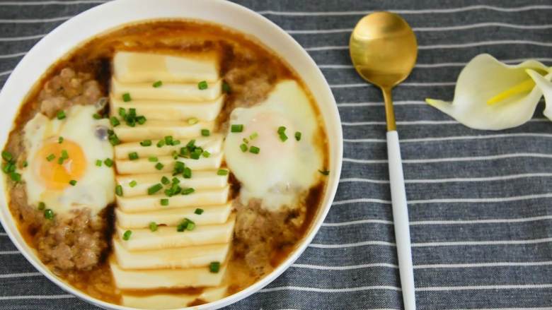 豆腐抱蛋—美味营养食材又很丰富的一道快手菜,如此美味,在家就能做。