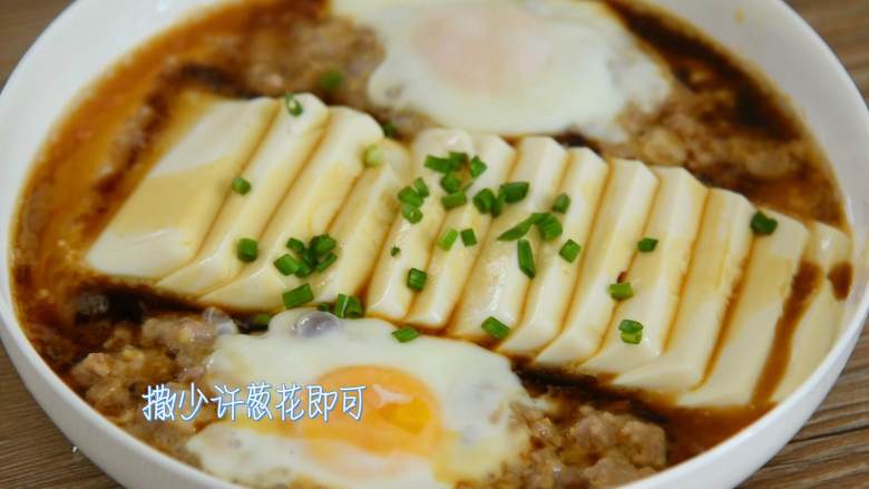 豆腐抱蛋—美味营养食材又很丰富的一道快手菜,入出锅后,淋一勺生抽、撒少许葱花即可。