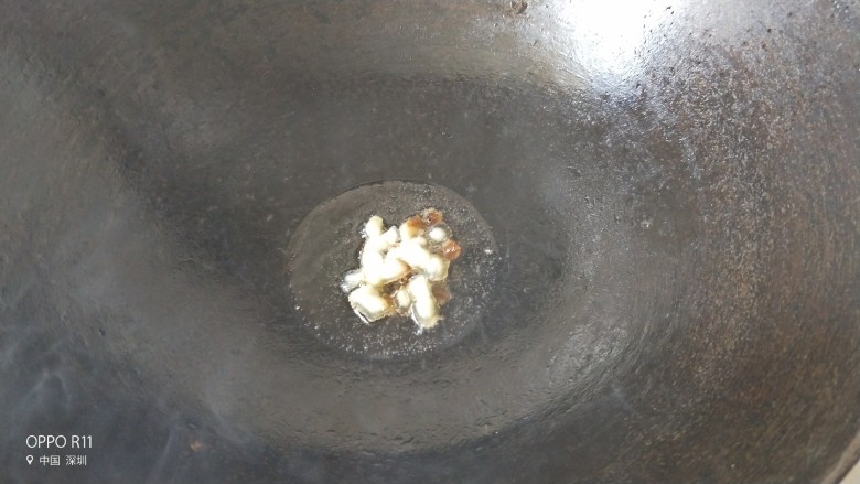 家常蒜苗炒丝瓜,锅里油烧热,放一点切细的肥肉爆锅,炒菜更香