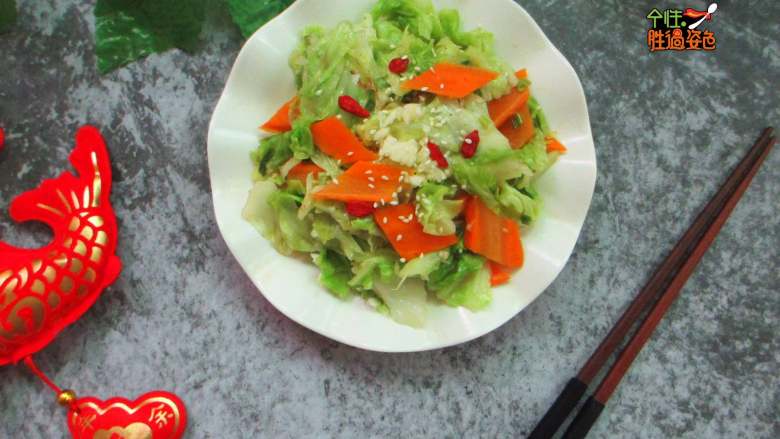 蒜香手撕包菜,不要切,用手撕的味道更好,爽口青菜是餐桌上的必备佳品