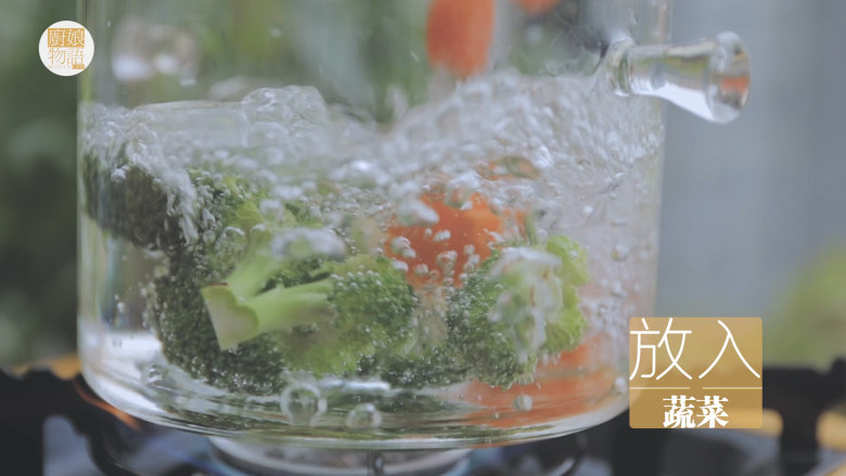 一只照烧鸡腿饭「厨娘物语」,锅内倒入500ml清水,2g盐、5ml食用油,放入蔬菜煮熟,捞出。