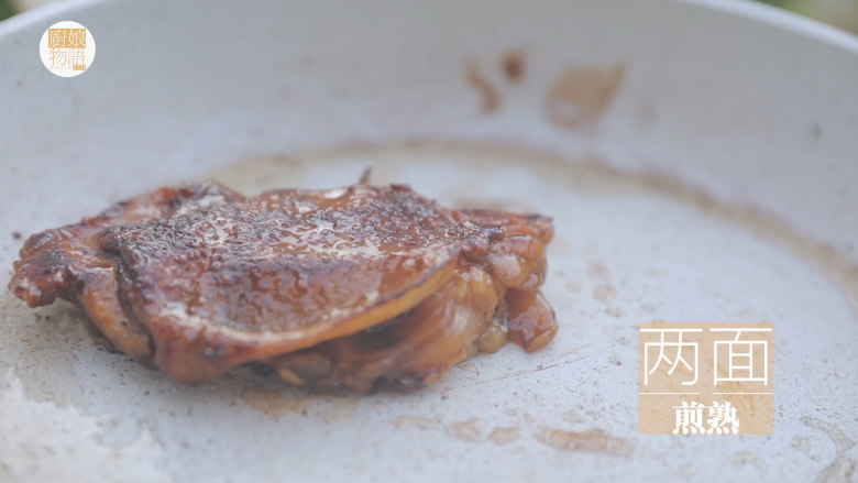 一只照烧鸡腿饭「厨娘物语」,取出腌制好的鸡腿,两面煎熟。
