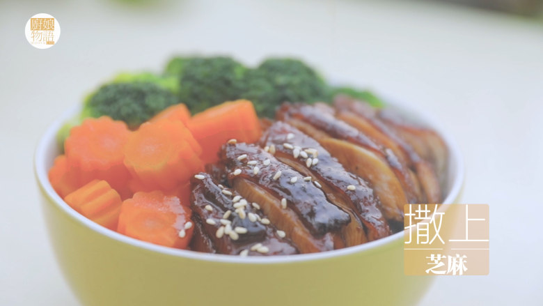 一只照烧鸡腿饭「厨娘物语」,淋上酱汁,撒上芝麻。