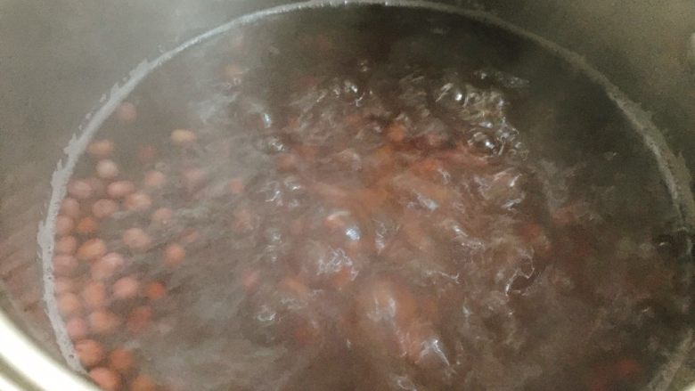 桃胶陈皮红豆沙,浸泡好的红豆沙,加约400g水,上中火煮开后,改小火慢煮。