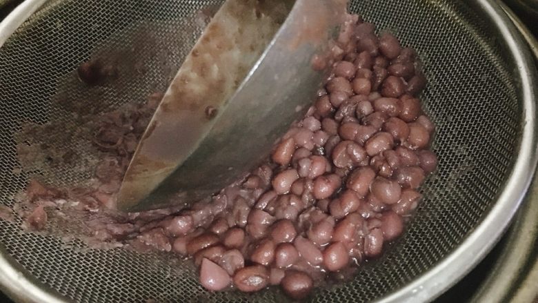桃胶陈皮红豆沙,大概就是这样,把红豆全部压出泥,筛子上的红豆皮就不要了。