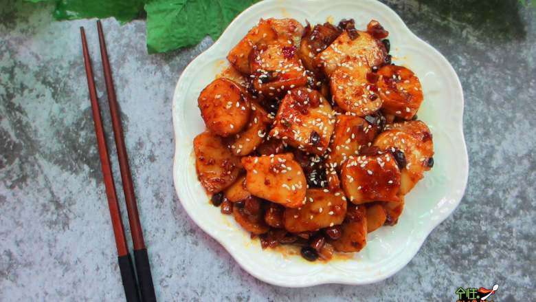 馋嘴酱香炒年糕,扎上牙签食用方便,请趁热食用