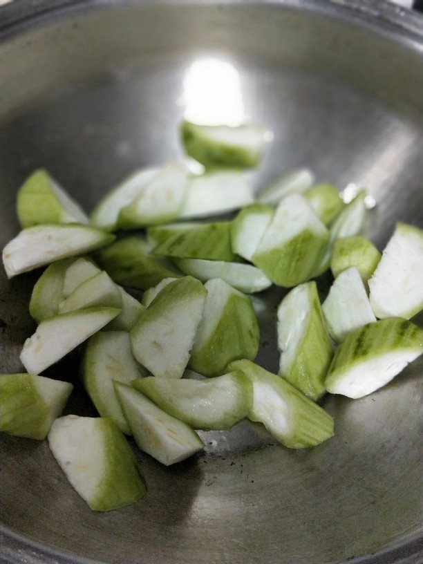 丝瓜烧真姬菇油豆泡,爆香姜片,捞出姜片,将丝瓜倒入略炒。