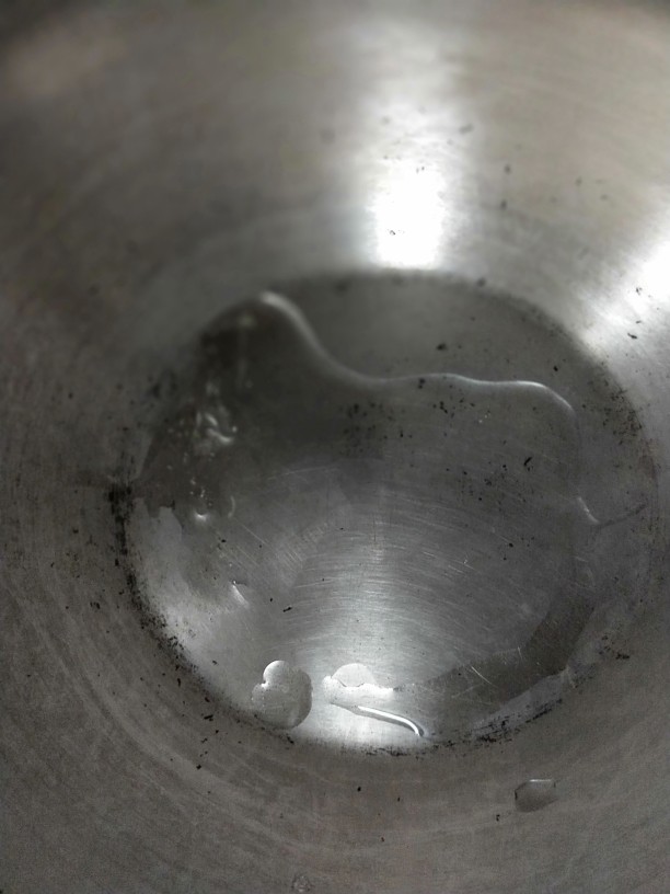 丝瓜烧真姬菇油豆泡,起油锅,锅底抹少量油,低脂纯素者也可免去此步。