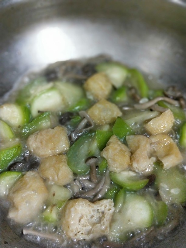 丝瓜烧真姬菇油豆泡,煮至油豆泡变软,吸足了丝瓜和真姬菇煸炒出来的清甜汤汁。