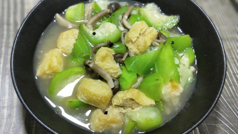 丝瓜烧真姬菇油豆泡,加入些许盐和蘑菇粉(可省略)调味,即可起锅。
