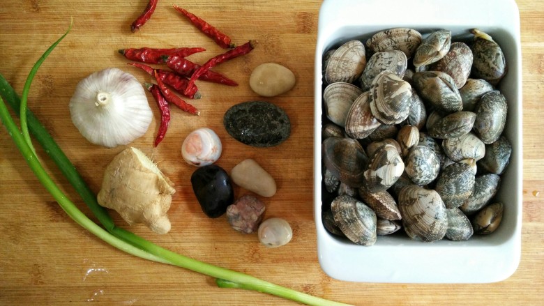 桑拿蛤蜊,准备食材,还有做桑拿蛤蜊用的鹅卵石。