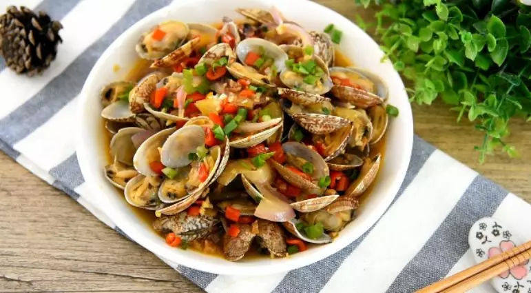 炎炎夏日正是喝啤酒,看世界杯,吃花甲的好时节。,·食材·
<a style='color:red;display:inline-block;' href='/shicai/ 199'>花甲</a> 250g、小红椒 30g、大红椒 50g
<a style='color:red;display:inline-block;' href='/shicai/ 940'>肥肉</a> 40g、蒜末 30g、<a style='color:red;display:inline-block;' href='/shicai/ 756'>鸡精</a> 2g、<a style='color:red;display:inline-block;' href='/shicai/ 721'>蚝油</a> 10g
洋葱丝 80g、姜末 20g、<a style='color:red;display:inline-block;' href='/shicai/ 703'>泡椒</a> 50g
<a style='color:red;display:inline-block;' href='/shicai/ 897'>啤酒</a> 200g、盐 3g、<a style='color:red;display:inline-block;' href='/shicai/ 134296'>白胡椒粉</a> 1g、<a style='color:red;display:inline-block;' href='/shicai/ 864'>蒸鱼豉油</a> 10g