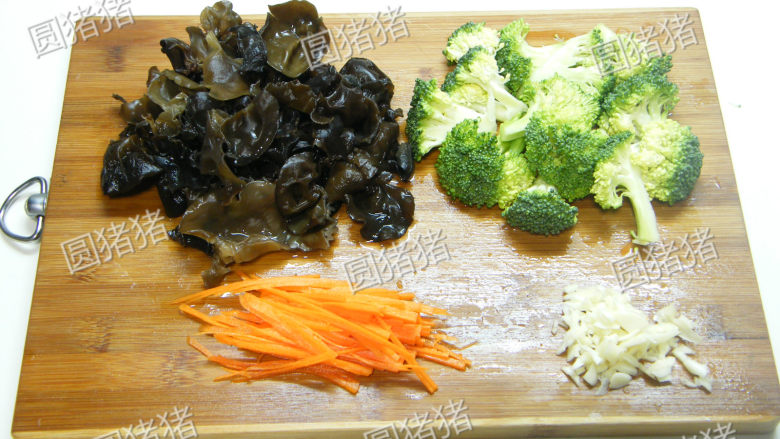 西兰花拌黑木耳——我的美容菜,干木耳用温水浸泡20分钟，取出剪去根蒂，切成小块状。<a style='color:red;display:inline-block;' href='/shicai/ 119'>西兰花</a>切成小段，在淡盐水中浸泡15分钟，再冲洗净。<a style='color:red;display:inline-block;' href='/shicai/ 25'>胡萝卜</a>切丝，<a style='color:red;display:inline-block;' href='/shicai/ 2794'>大蒜</a>剁成蓉。