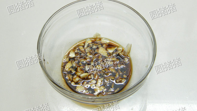 西兰花拌黑木耳——我的美容菜,将蒜蓉及所有调味料放在碗内调匀备用。