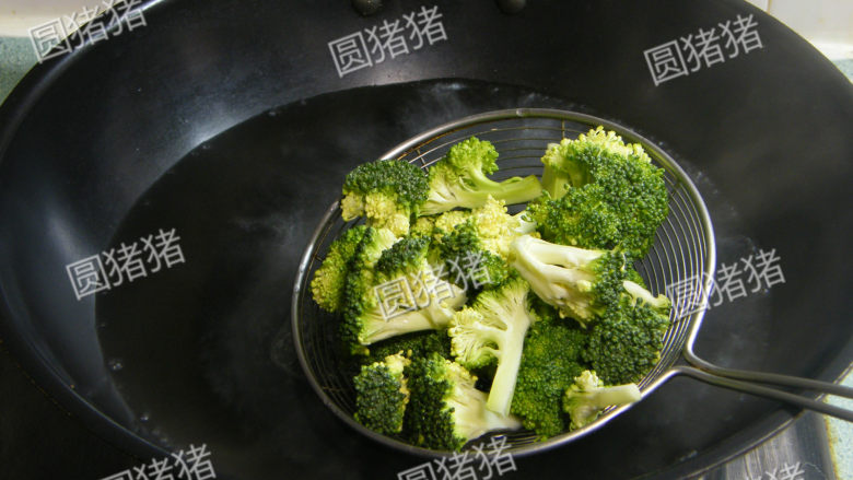 西兰花拌黑木耳——我的美容菜,锅内注入清水,加入盐1/2小匙,沙拉油1小匙,烧开水后,放入西兰花氽烫约2分钟。