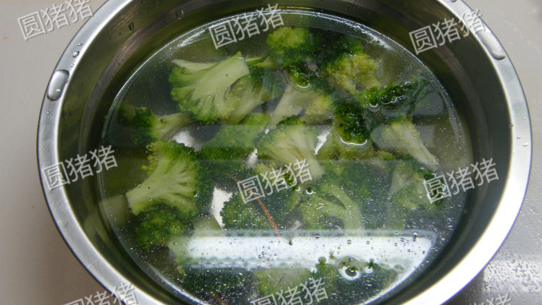 西兰花拌黑木耳——我的美容菜,捞起立即放入凉开水中浸泡。