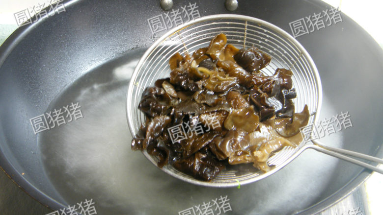 西兰花拌黑木耳——我的美容菜,放入黑木耳氽烫约1分钟,捞起同样浸入凉开水中。