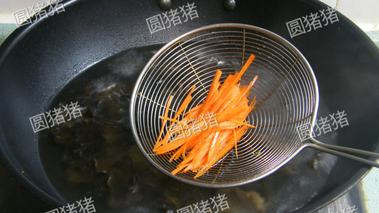 西兰花拌黑木耳——我的美容菜,放入胡萝卜丝氽烫约1分钟,捞起同样浸入凉开水中。