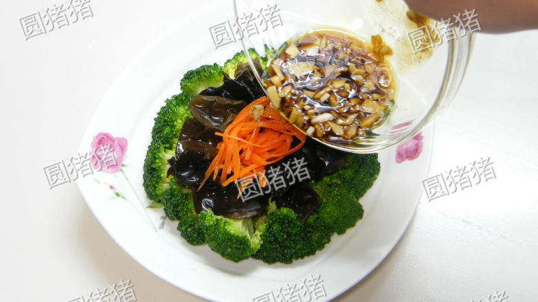 西兰花拌黑木耳——我的美容菜,将西兰花,黑木耳及胡萝卜彻底沥干水份,排放入碗内,再将酱汁淋在表面即可。