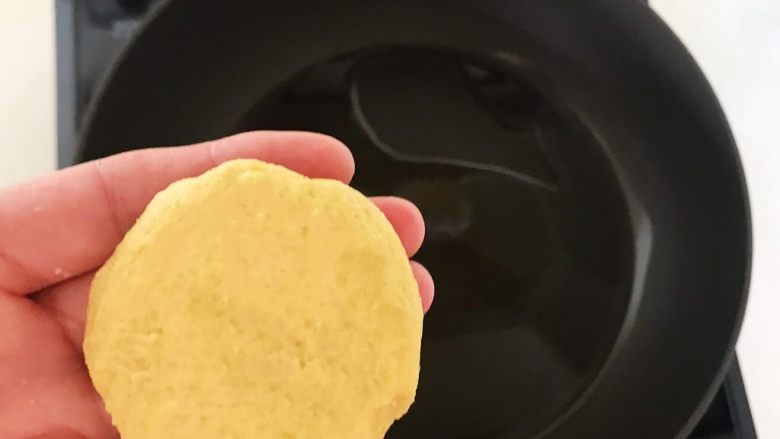 东北农家饭 玉米面贴饼子,把玉米面做成直径5㎝,厚2㎝的小饼